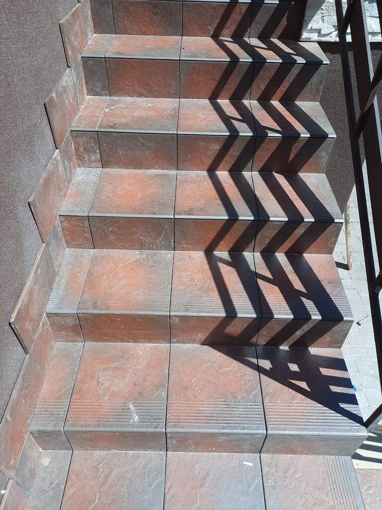 schody zewnętrzne wyłożone płytkami