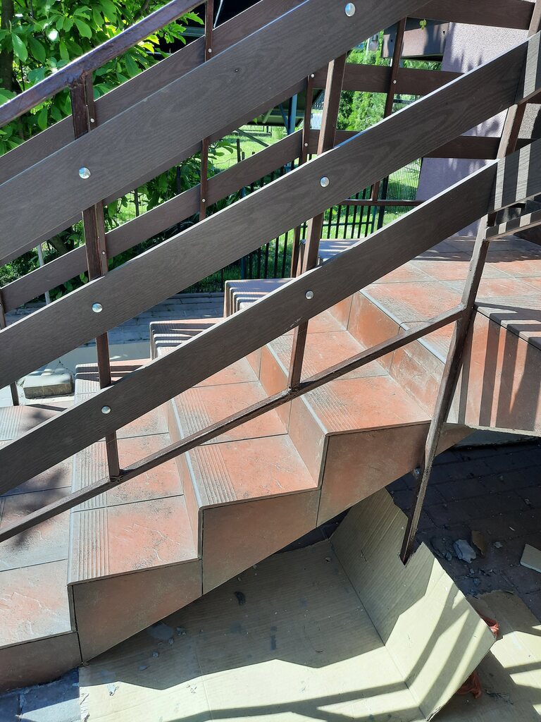 schody zewnętrzne wyłożone płytkami