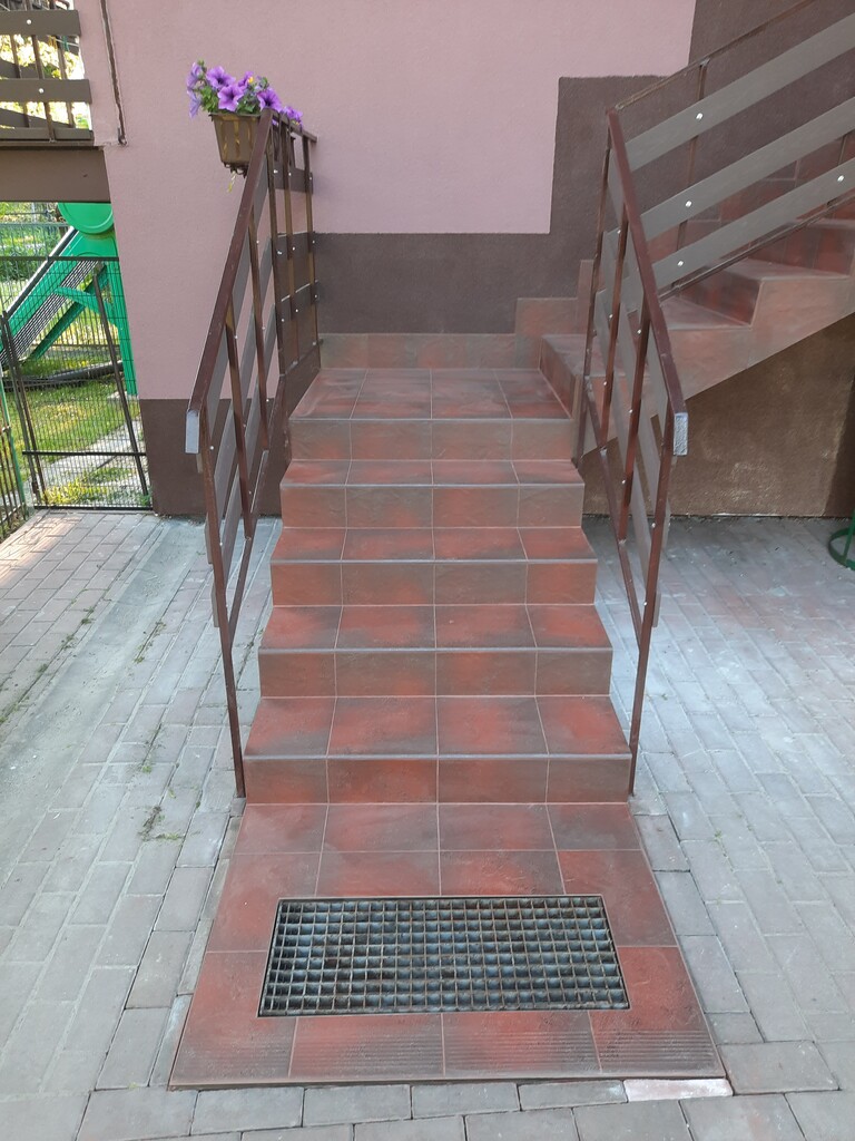 schody zewnętrzne wyłożone płytkami