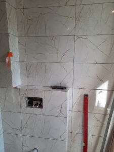 płytki ozdobne na ścianie w łazience