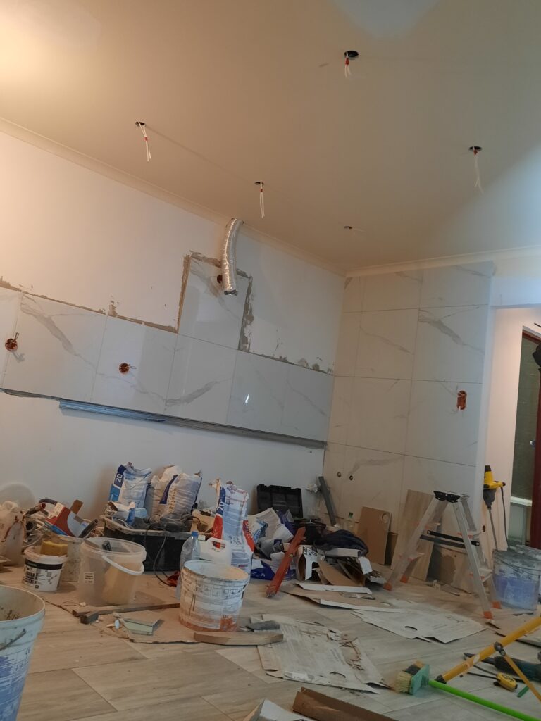 realizacje palko-bud, układanie płytek, płytkowanie Palko-Bud płytki na ścianie