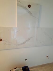 realizacje palko-bud, układanie płytek, płytkowanie Palko-Bud płytki na ścianie