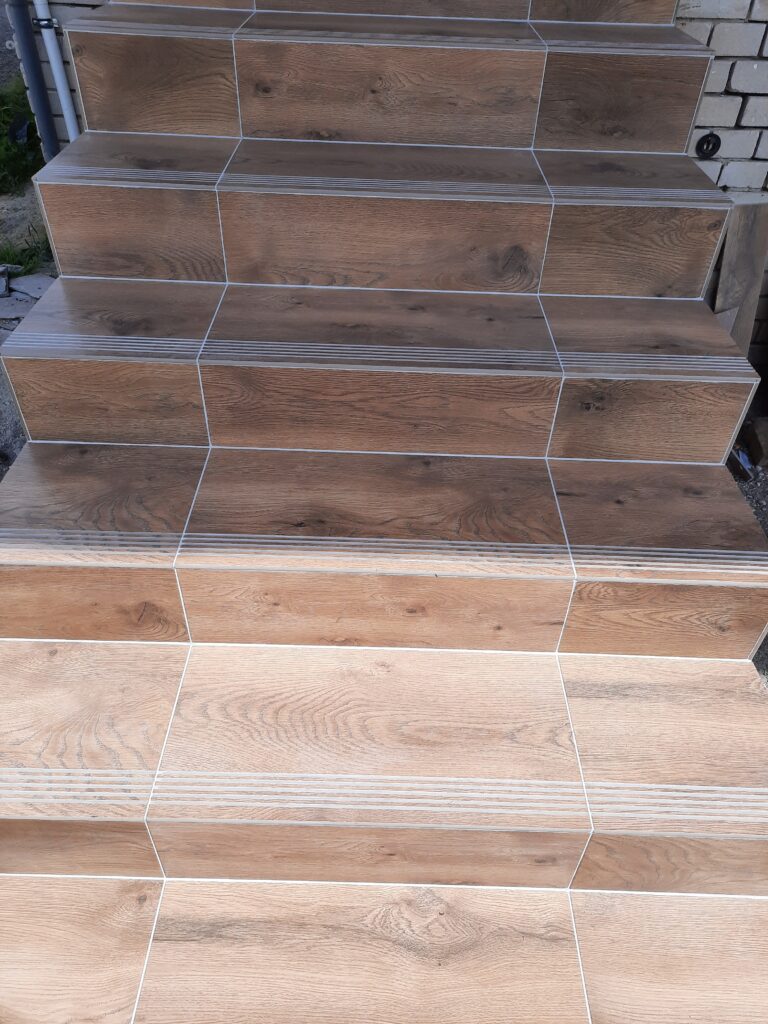 schody zewnętrzne wyłożone płytkami, układanie płytek Palko-Bud