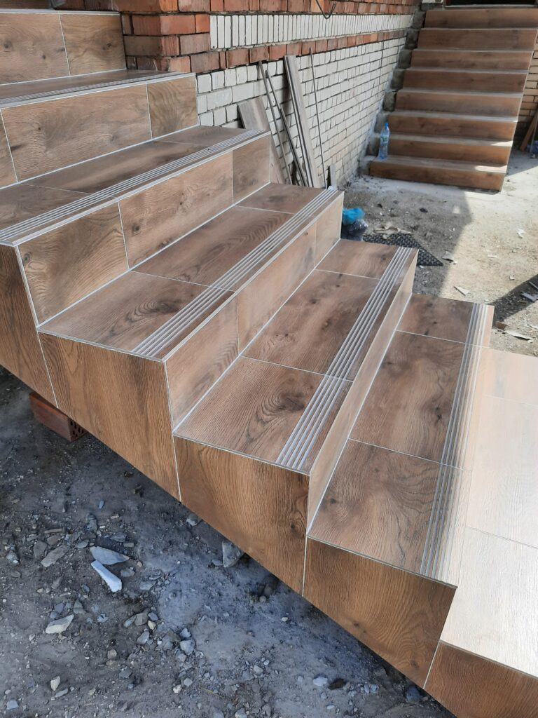 schody zewnętrzne wyłożone płytkami, układanie płytek Palko-Bud