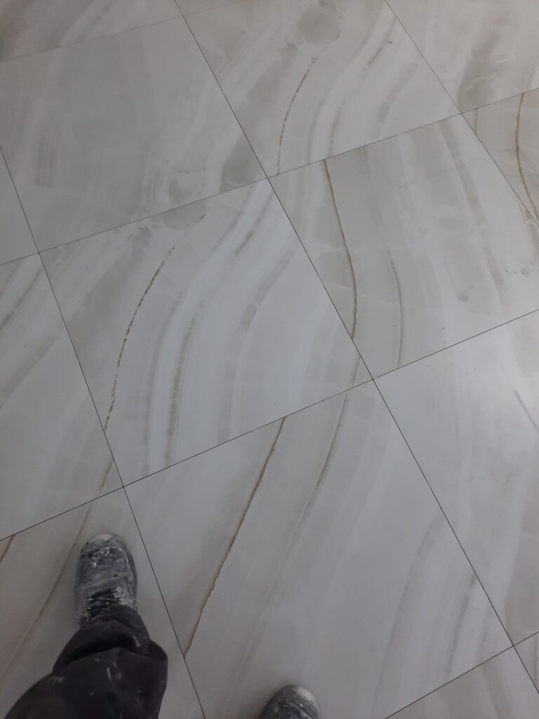 realizacje palko-bud, układanie płytek, płytkowanie Palko-Bud płytki na podłodze