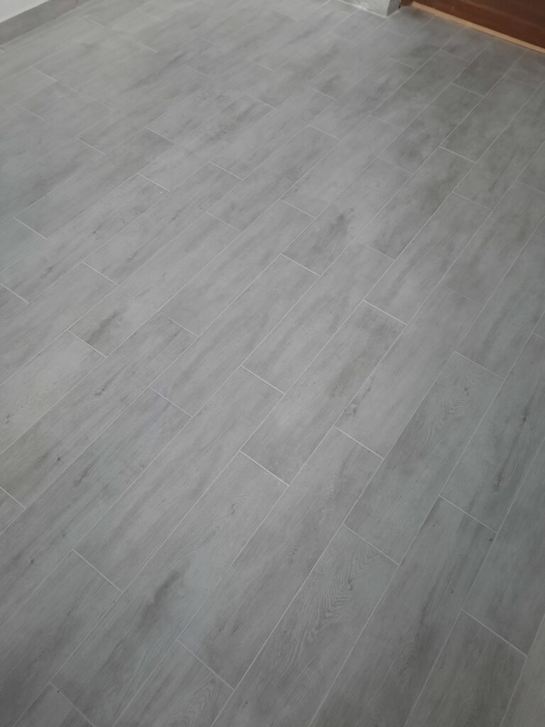 realizacje palko-bud, układanie płytek, płytkowanie Palko-Bud płytki na podłodze