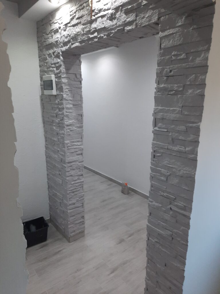 cegła na ścianie, płytki dekoracyjne, dekoracja wnętrz