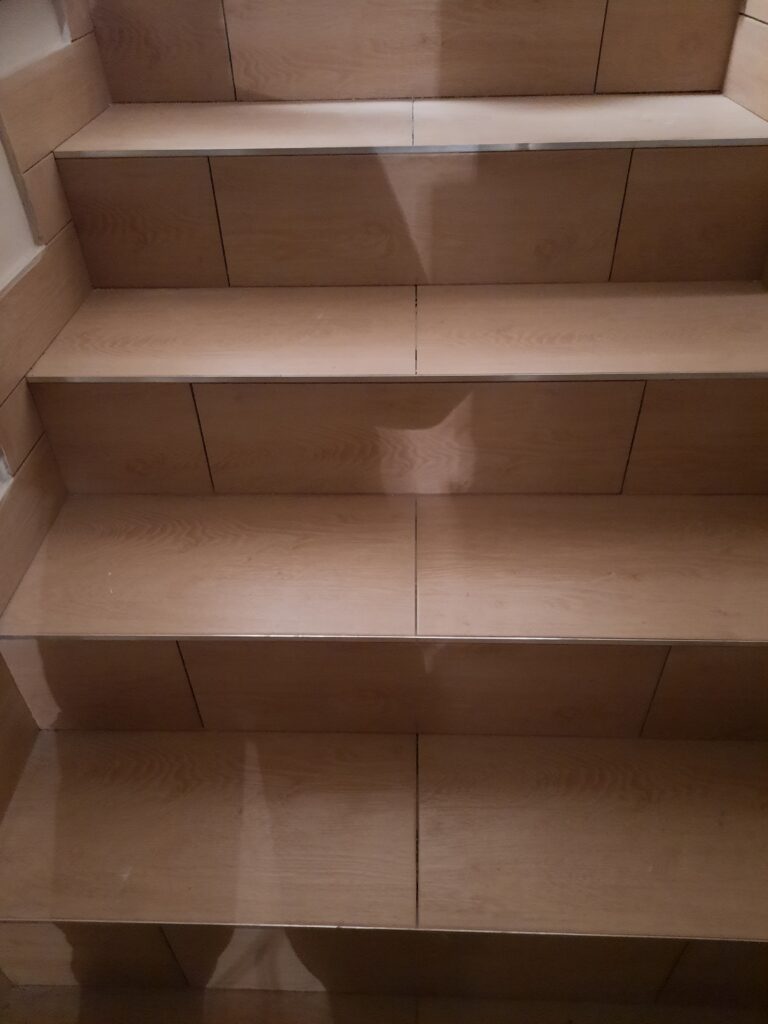 schody w domu wyłożone płytkami