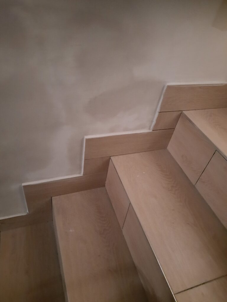 schody w domu wyłożone płytkami