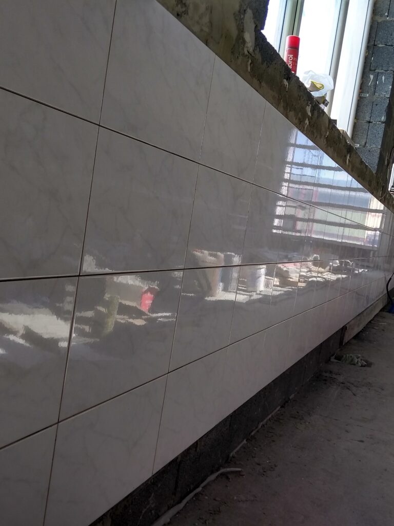 realizacje palko-bud, układanie płytek, płytkowanie Palko-Bud płytki na ścianie