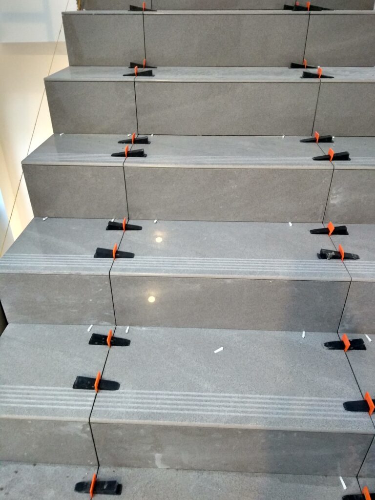 schody w domu wyłożone płytkami