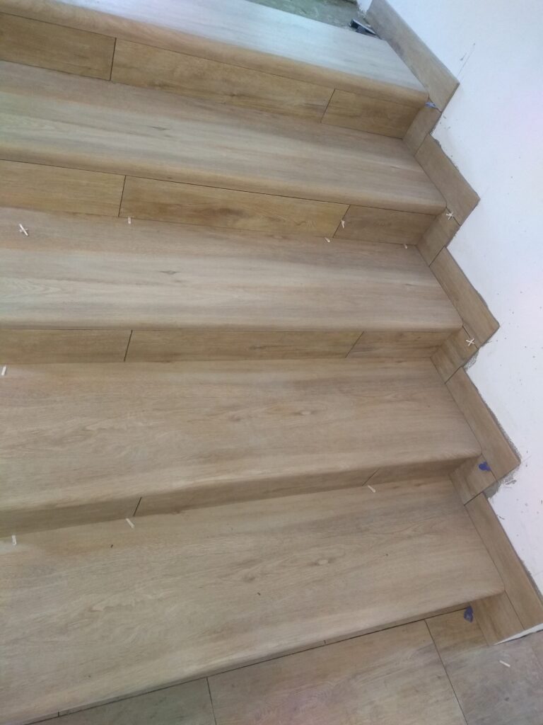 schody w domu wyłożone płytkami