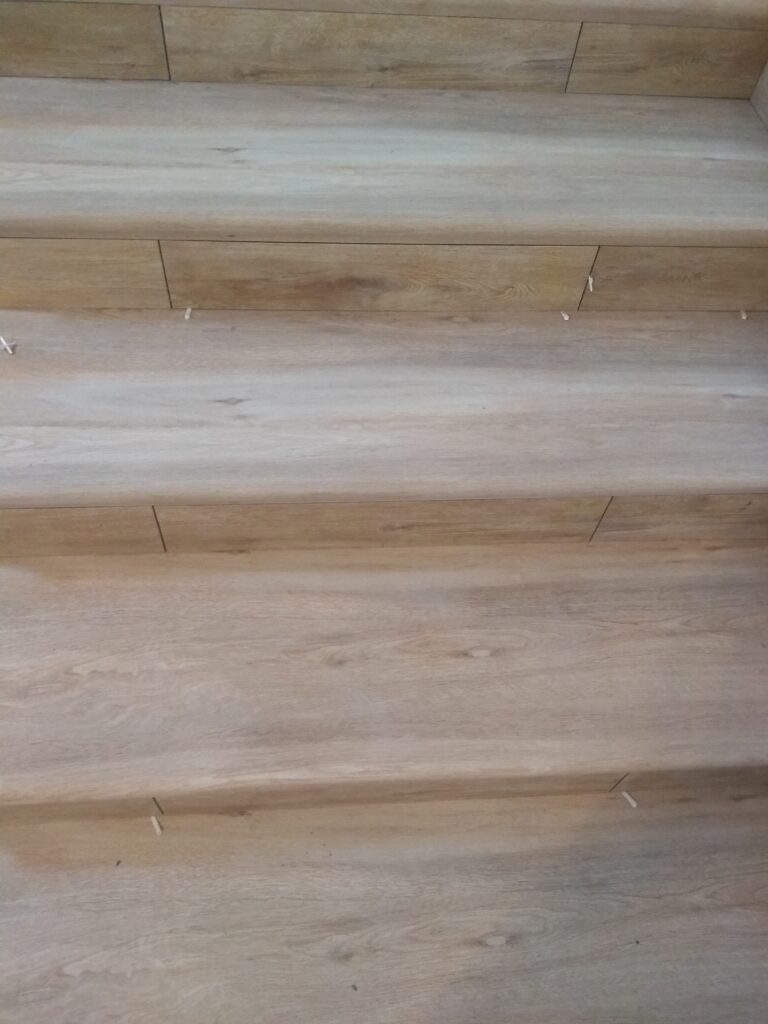 schody w domu wyłożone płytkami