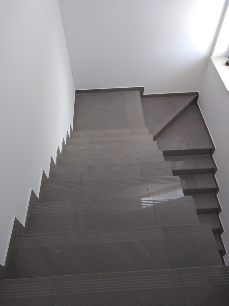 schody zabiegowe wyłożone płytkami, Palko-Bud kontakt