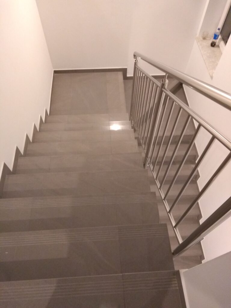 schody w domu wyłożone płytkami