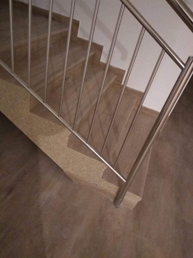 schody w domu wyłożone płytkami