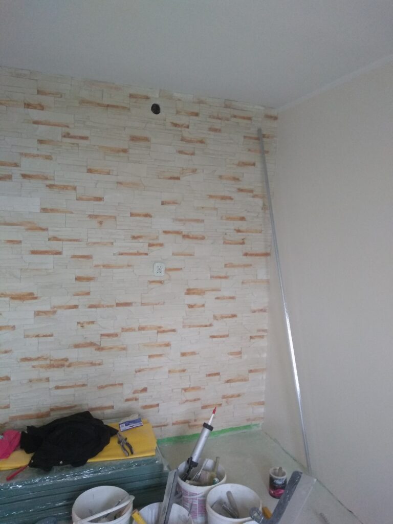 układanie płytek na ścianie, płytkowanie ścian, kafelki płytki ozdobne