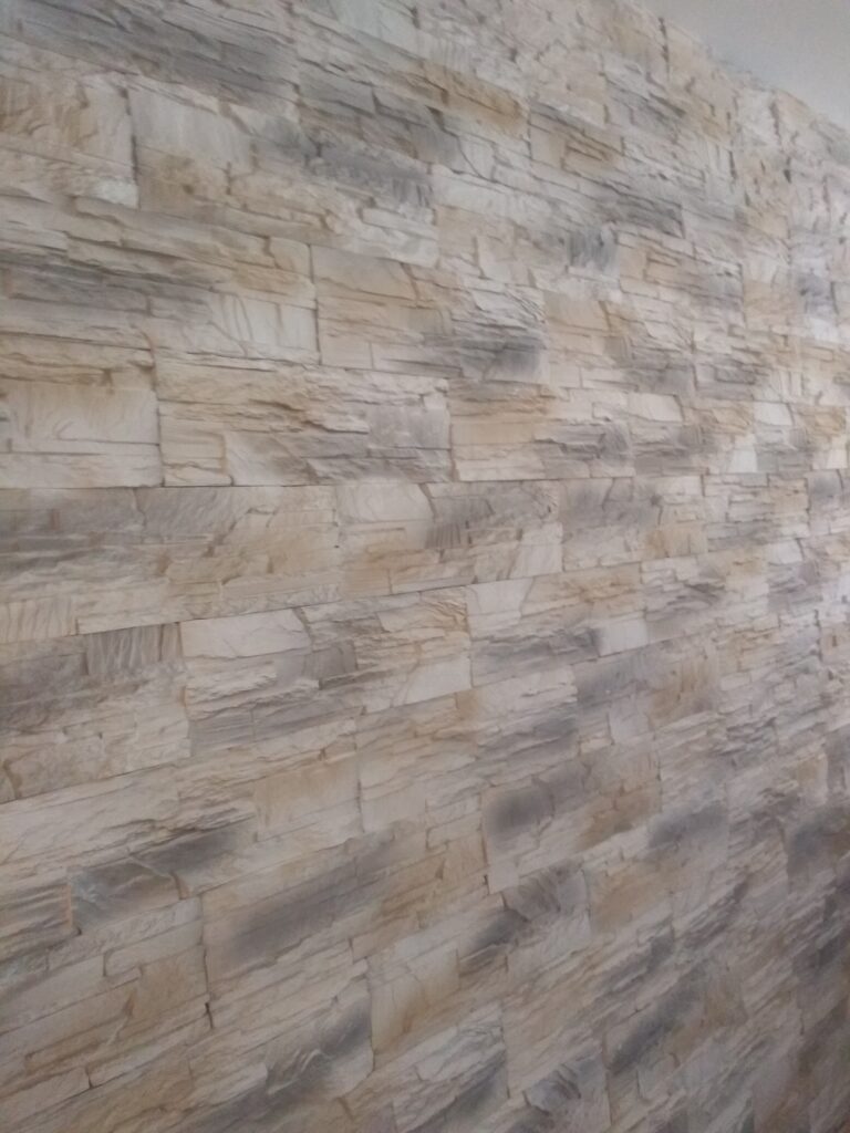 układanie płytek na ścianie, płytkowanie ścian, kafelki płytki ozdobne